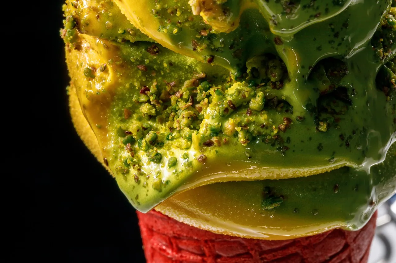 pistachio chocolate dessert